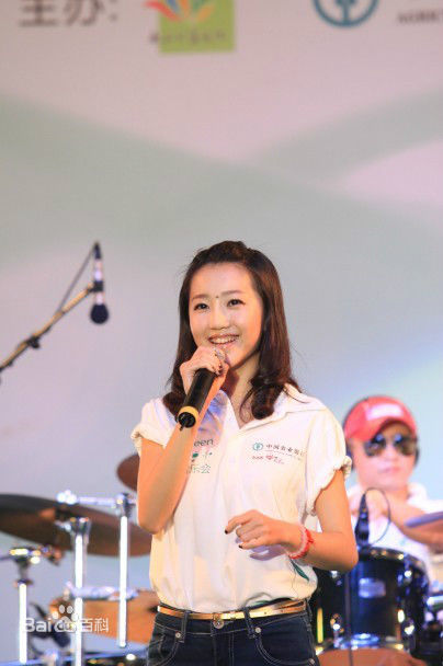 莫诗旎歌唱表演图册