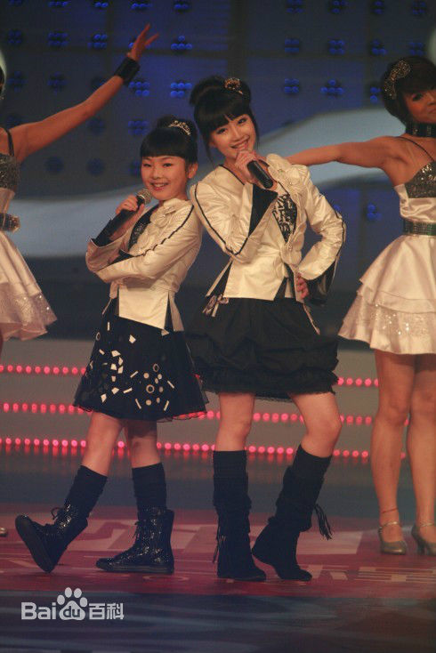 莫诗旎歌唱表演图册