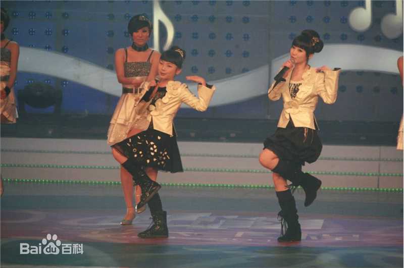 莫诗旎歌唱表演图册