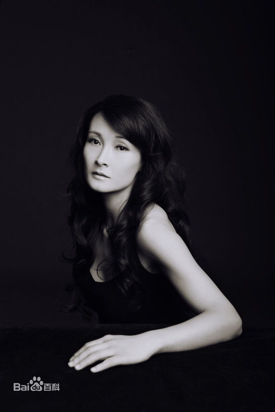 马睿最新实力演员 夏日尽显女人风范壁纸