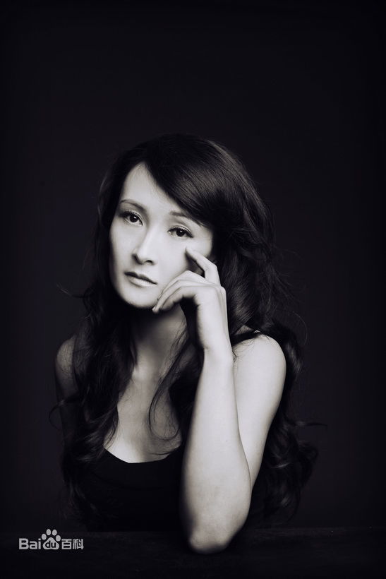 马睿最新实力演员 夏日尽显女人风范壁纸