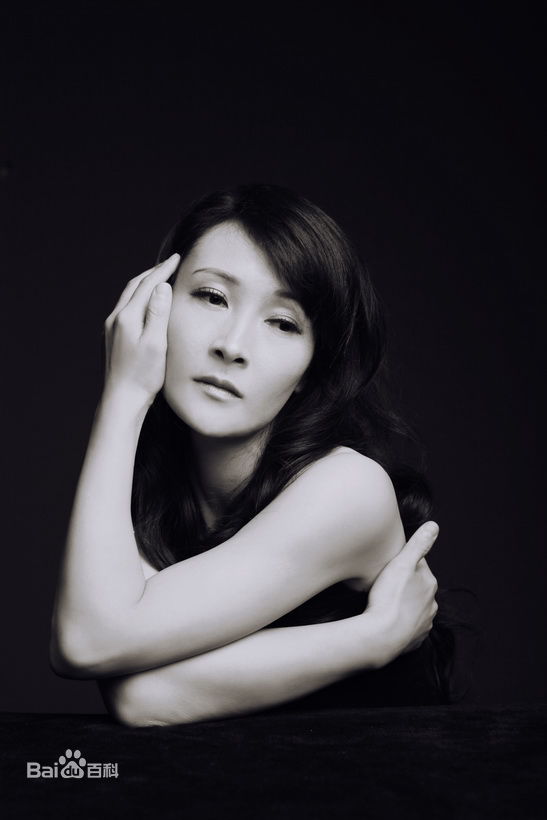 马睿最新实力演员 夏日尽显女人风范壁纸