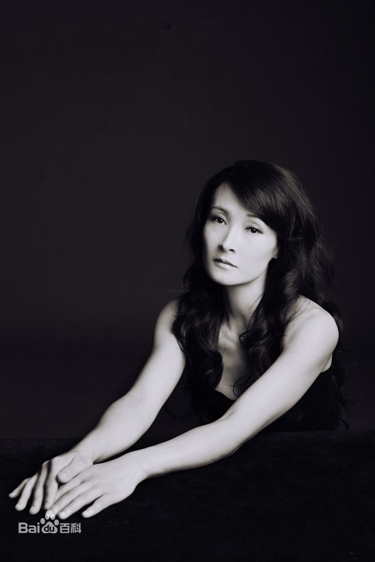 马睿最新实力演员 夏日尽显女人风范壁纸