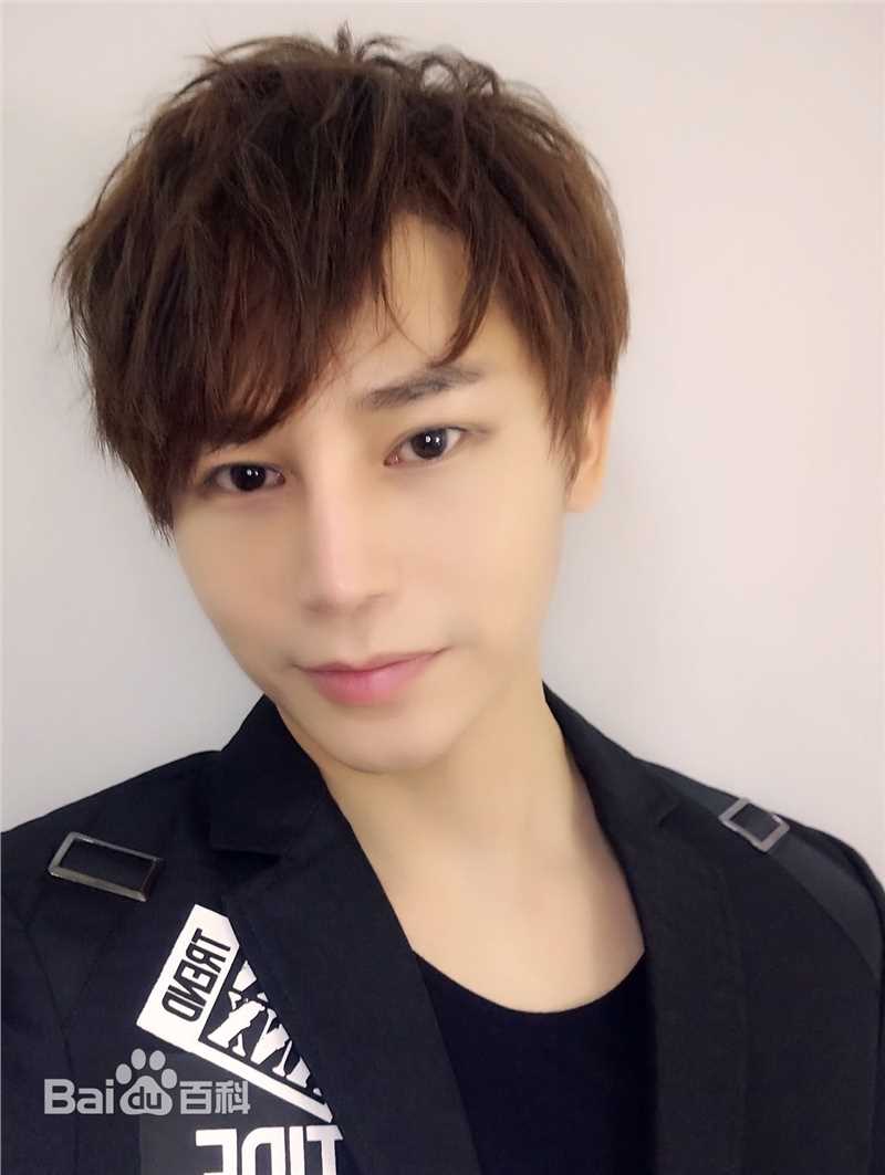 陈奕天(Eachen)西装精致素颜照相册