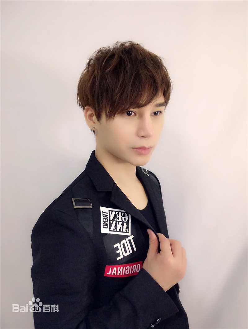 陈奕天(Eachen)西装精致素颜照相册