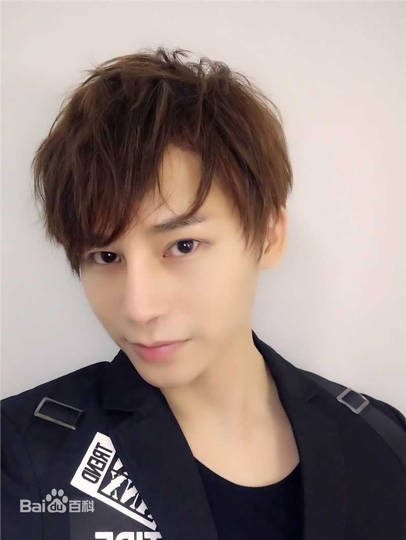 陈奕天(Eachen)西装精致素颜照相册