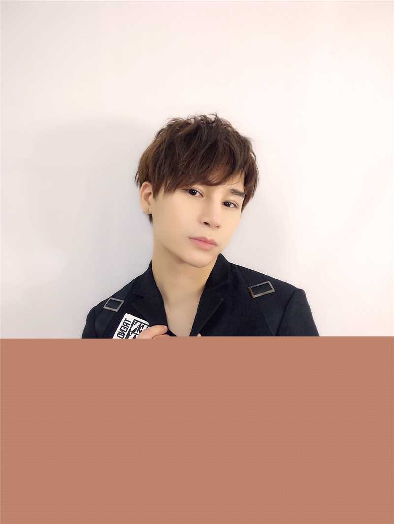 陈奕天(Eachen)西装精致素颜照相册