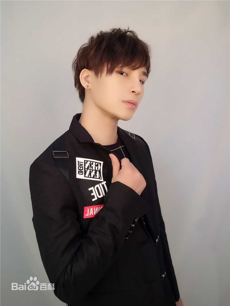 陈奕天(Eachen)西装精致素颜照相册