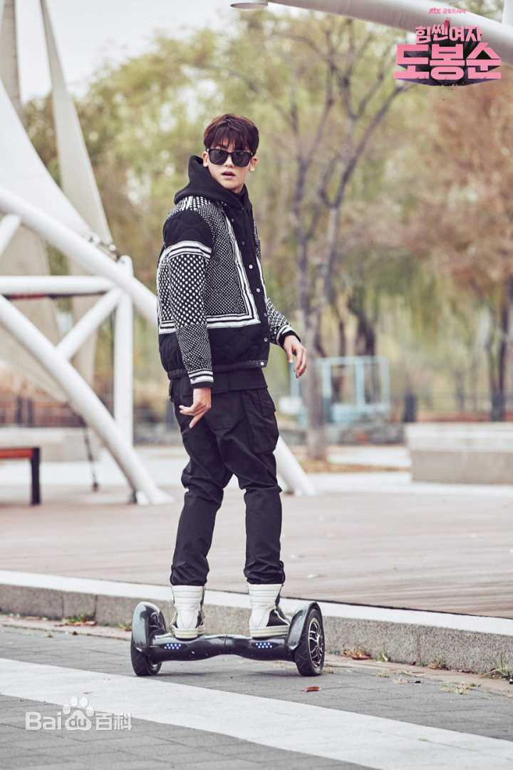 最新朴炯植(,Park Hyung Sik)在《大力女子都奉顺》(2017)中的图集