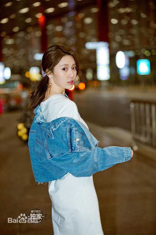 王子璇橘子娱乐机场街拍素颜照壁纸