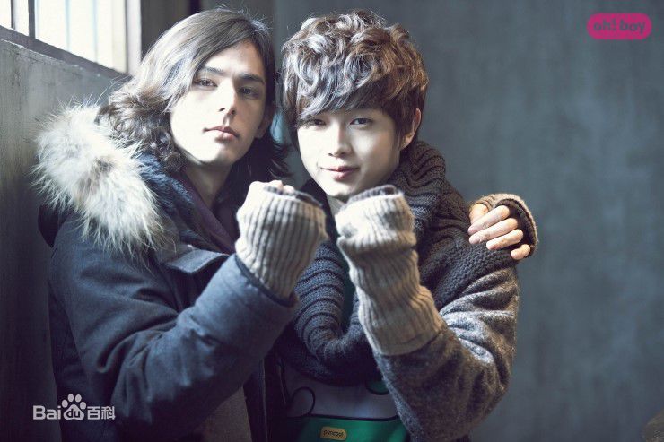 最新李贤宰(LEE HYUNJAE)在《闭嘴!花美男乐队》中的壁纸