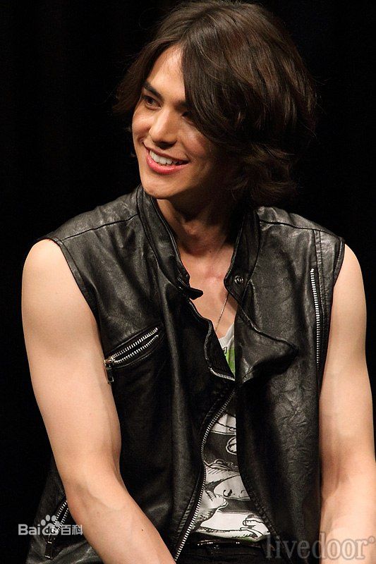 最新李贤宰(LEE HYUNJAE)在《闭嘴!花美男乐队》中的壁纸