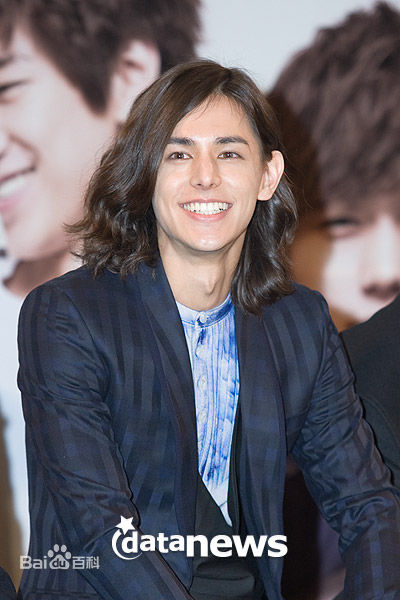 最新李贤宰(LEE HYUNJAE)在《闭嘴!花美男乐队》中的壁纸