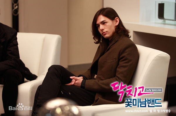 最新李贤宰(LEE HYUNJAE)在《闭嘴!花美男乐队》中的壁纸