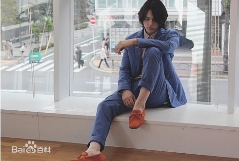 最新李贤宰(LEE HYUNJAE)在《闭嘴!花美男乐队》中的壁纸