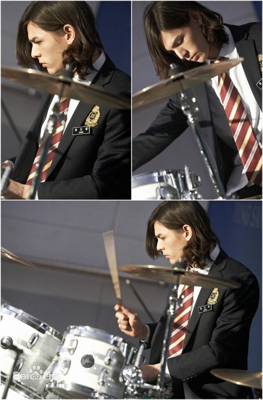 最新李贤宰(LEE HYUNJAE)在《闭嘴!花美男乐队》中的壁纸