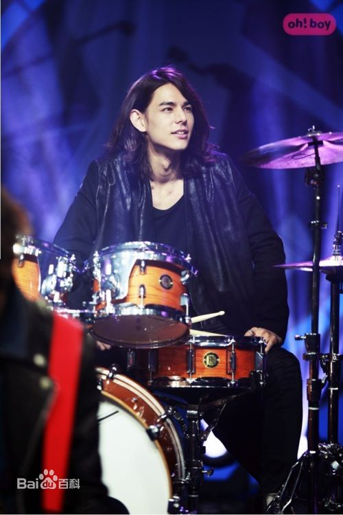 最新李贤宰(LEE HYUNJAE)在《闭嘴!花美男乐队》中的壁纸