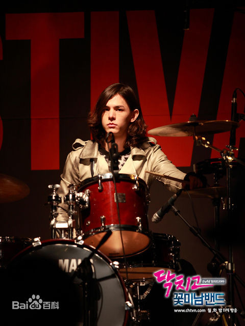 最新李贤宰(LEE HYUNJAE)在《闭嘴!花美男乐队》中的壁纸