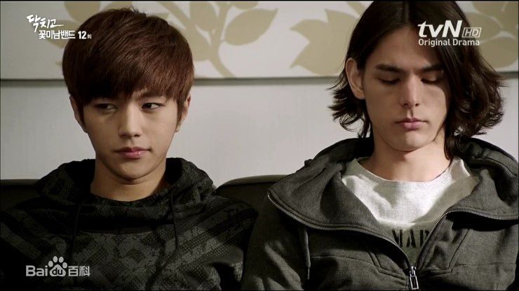 最新李贤宰(LEE HYUNJAE)在《闭嘴!花美男乐队》中的壁纸