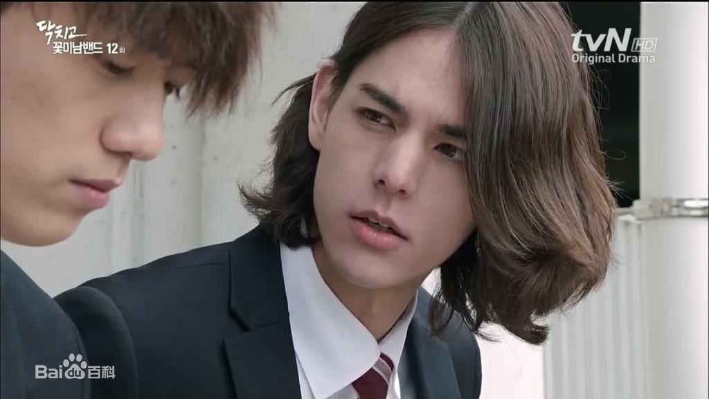 最新李贤宰(LEE HYUNJAE)在《闭嘴!花美男乐队》中的壁纸