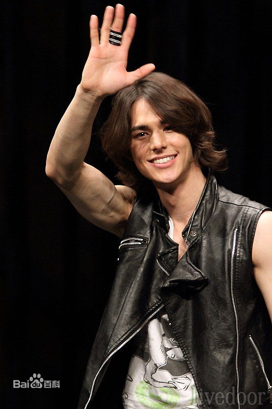 最新李贤宰(LEE HYUNJAE)在《闭嘴!花美男乐队》中的壁纸