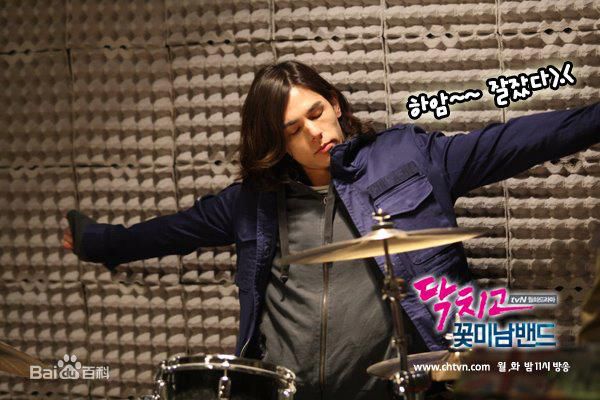 最新李贤宰(LEE HYUNJAE)在《闭嘴!花美男乐队》中的壁纸