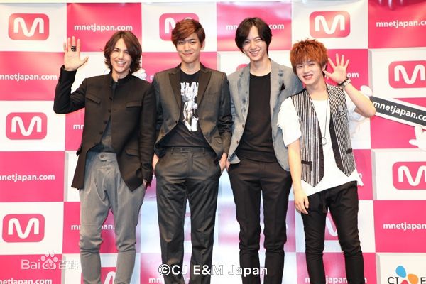 最新李贤宰(LEE HYUNJAE)在《闭嘴!花美男乐队》中的壁纸