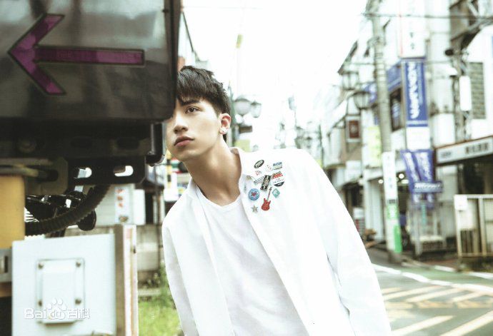 高清许魏洲(Timmy Xu、)在首张专辑《Light》中的图册