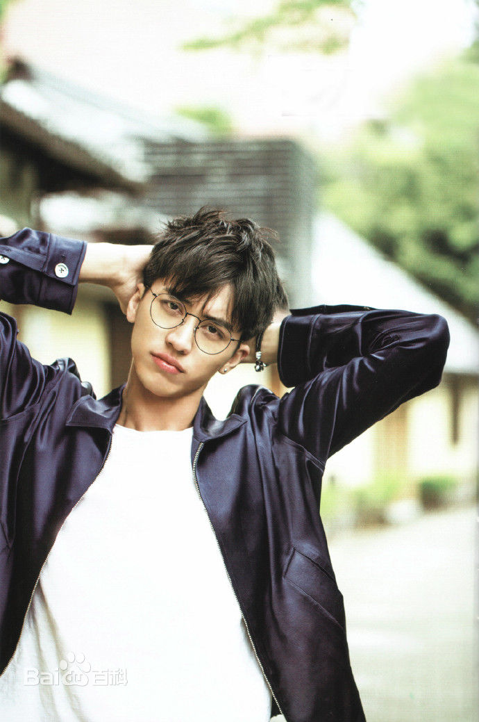 高清许魏洲(Timmy Xu、)在首张专辑《Light》中的图册