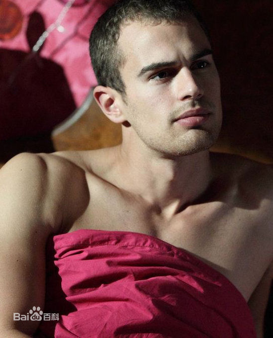 最新提奥·詹姆斯(Theo James)精彩图册