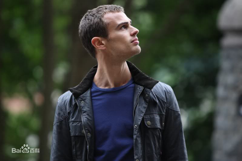 最新提奥·詹姆斯(Theo James)精彩图册