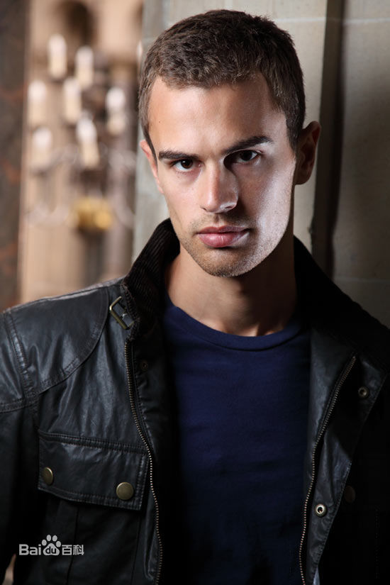 最新提奥·詹姆斯(Theo James)精彩图册