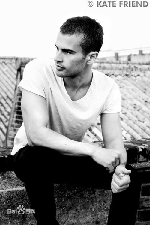 最新提奥·詹姆斯(Theo James)精彩图册