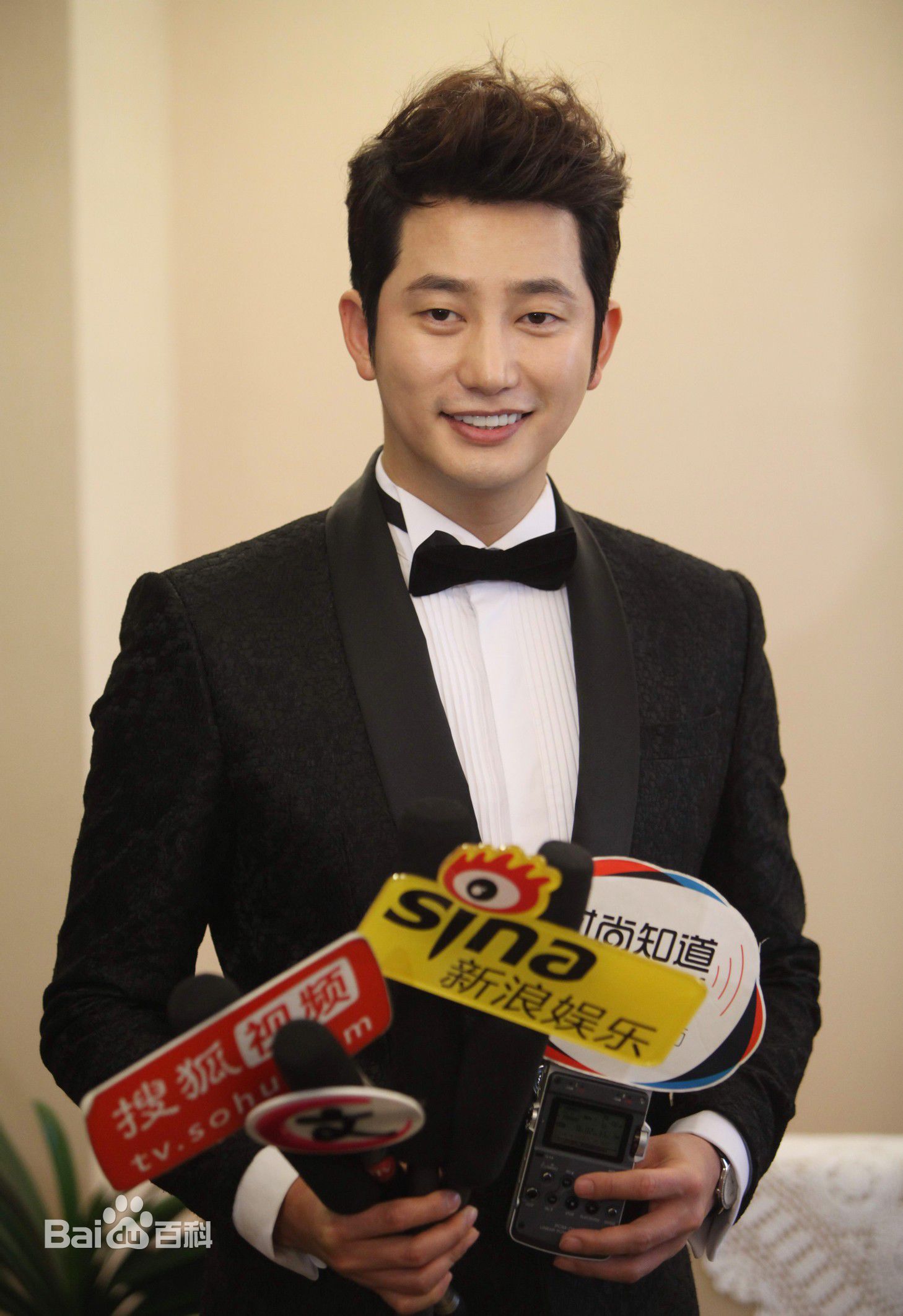 高清朴施厚(,Park Si Hoo)在《香气》宣传图册中的图集