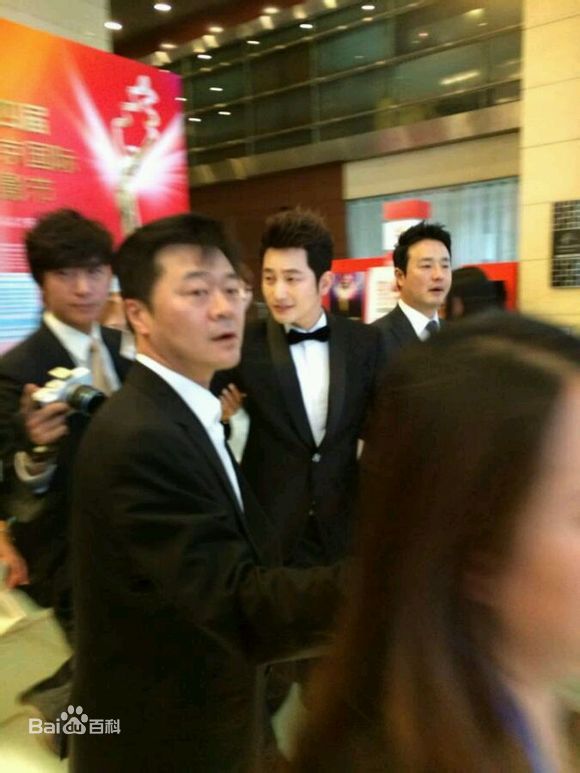 高清朴施厚(,Park Si Hoo)在《香气》宣传图册中的图集