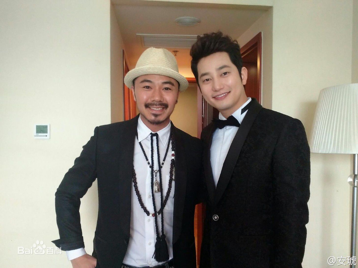 高清朴施厚(,Park Si Hoo)在《香气》宣传图册中的图集