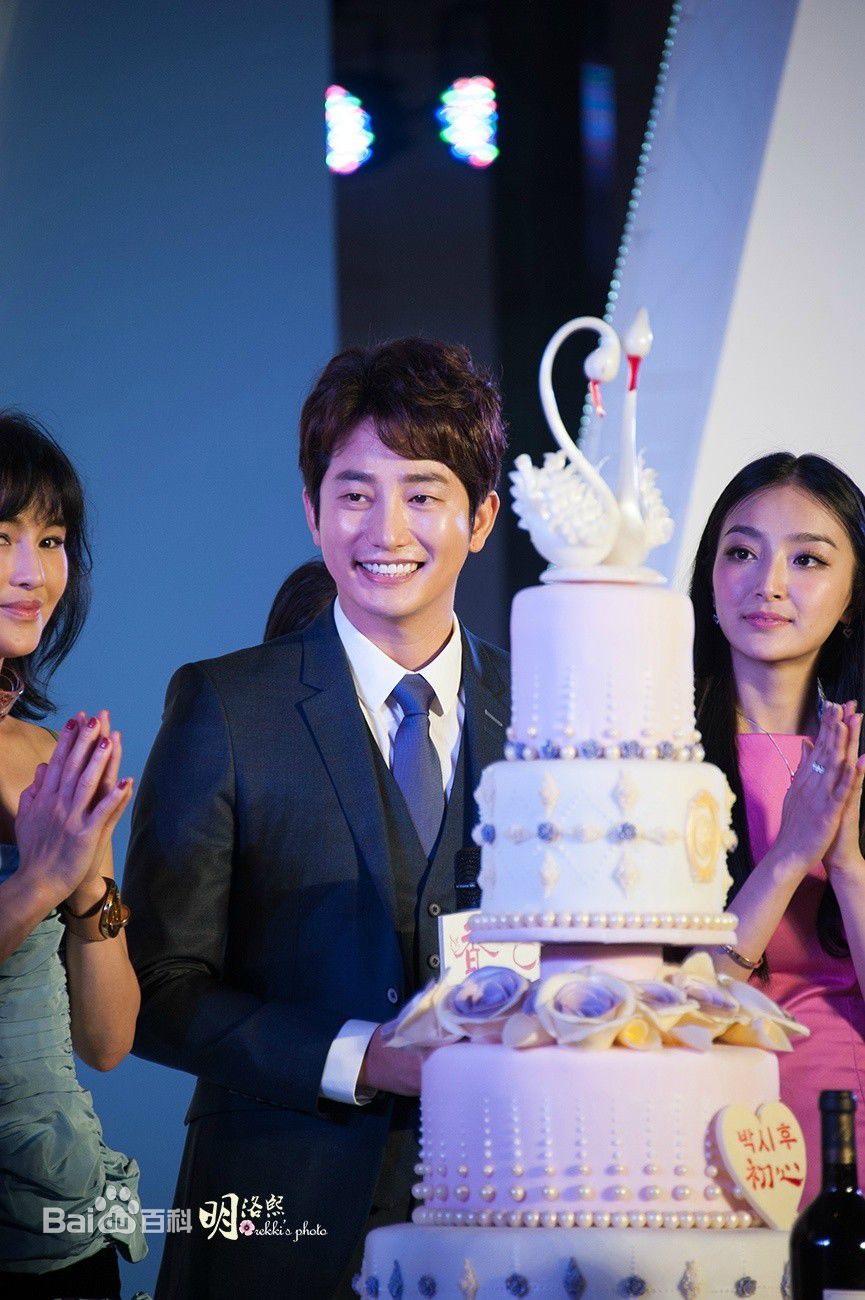 高清朴施厚(,Park Si Hoo)在《香气》宣传图册中的图集