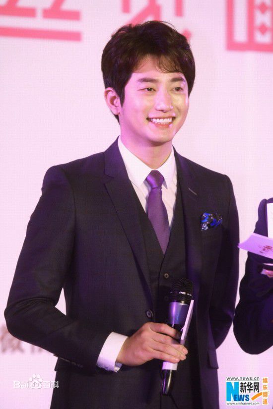 高清朴施厚(,Park Si Hoo)在《香气》宣传图册中的图集