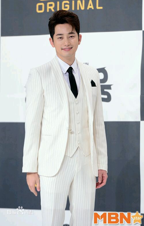 朴施厚(,Park Si Hoo)在《邻家英雄》发布会中的