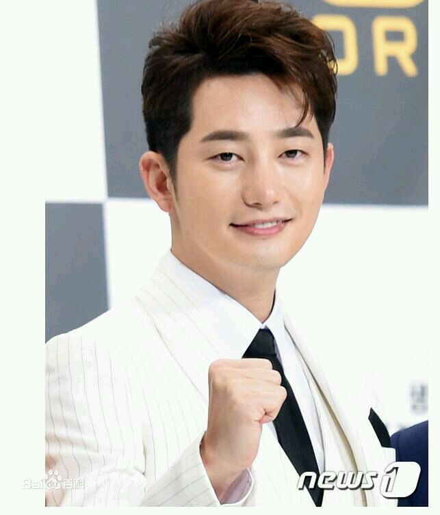 朴施厚(,Park Si Hoo)在《邻家英雄》发布会中的