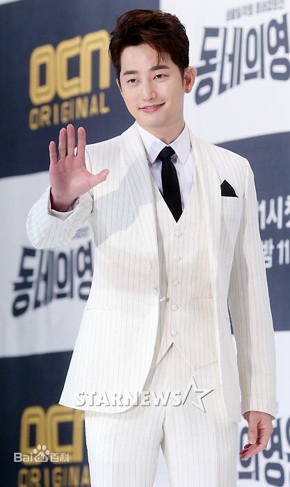 朴施厚(,Park Si Hoo)在《邻家英雄》发布会中的