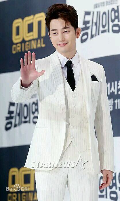 朴施厚(,Park Si Hoo)在《邻家英雄》发布会中的