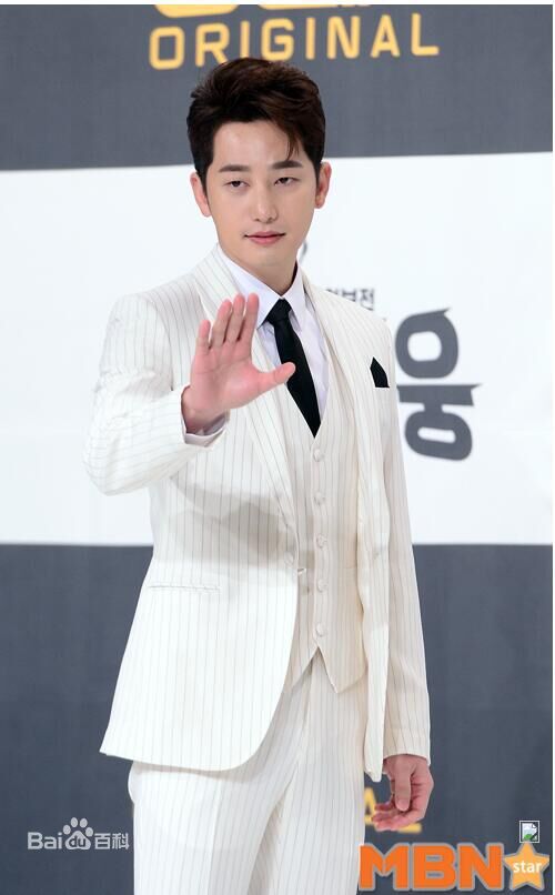 朴施厚(,Park Si Hoo)在《邻家英雄》发布会中的