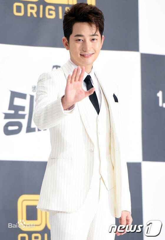 朴施厚(,Park Si Hoo)在《邻家英雄》发布会中的