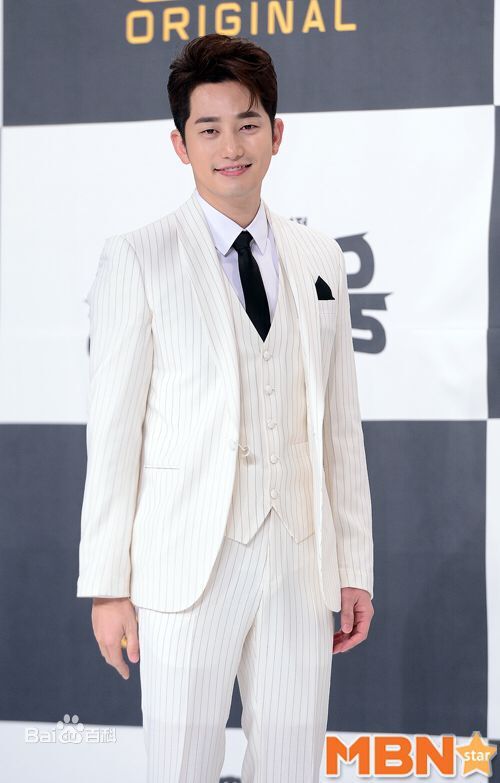 朴施厚(,Park Si Hoo)在《邻家英雄》发布会中的