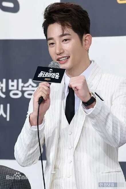 朴施厚(,Park Si Hoo)在《邻家英雄》发布会中的