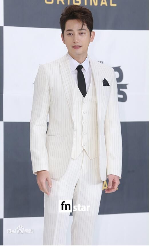 朴施厚(,Park Si Hoo)在《邻家英雄》发布会中的