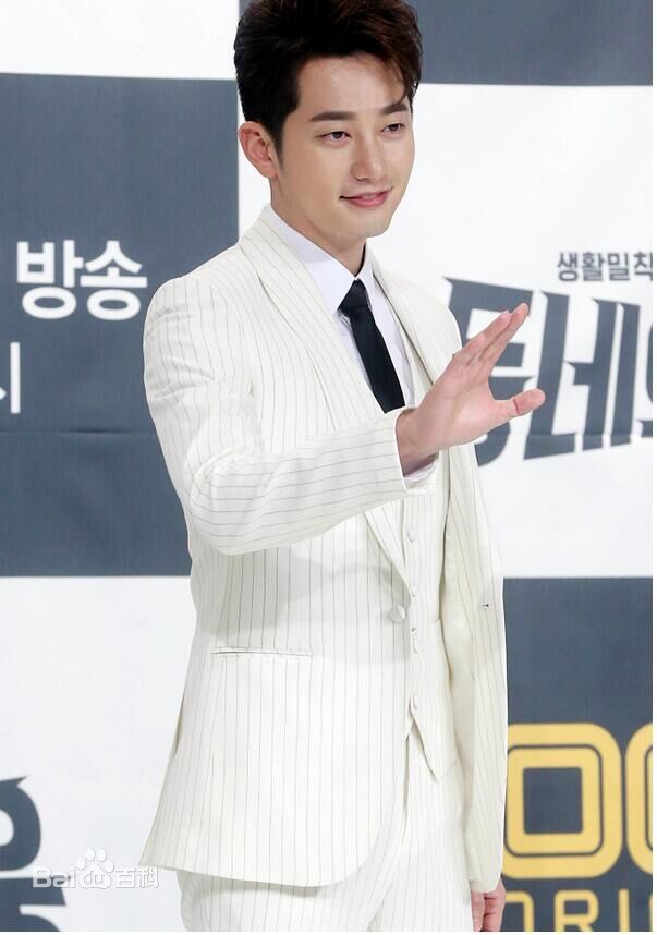 朴施厚(,Park Si Hoo)在《邻家英雄》发布会中的