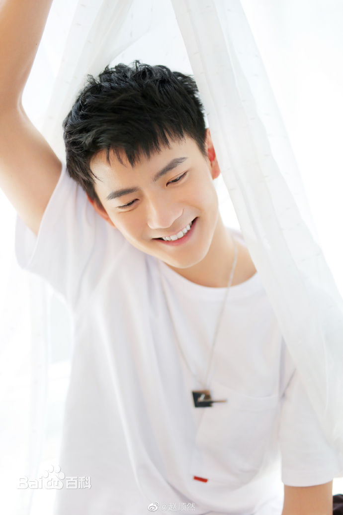 最新赵顺然性感图片