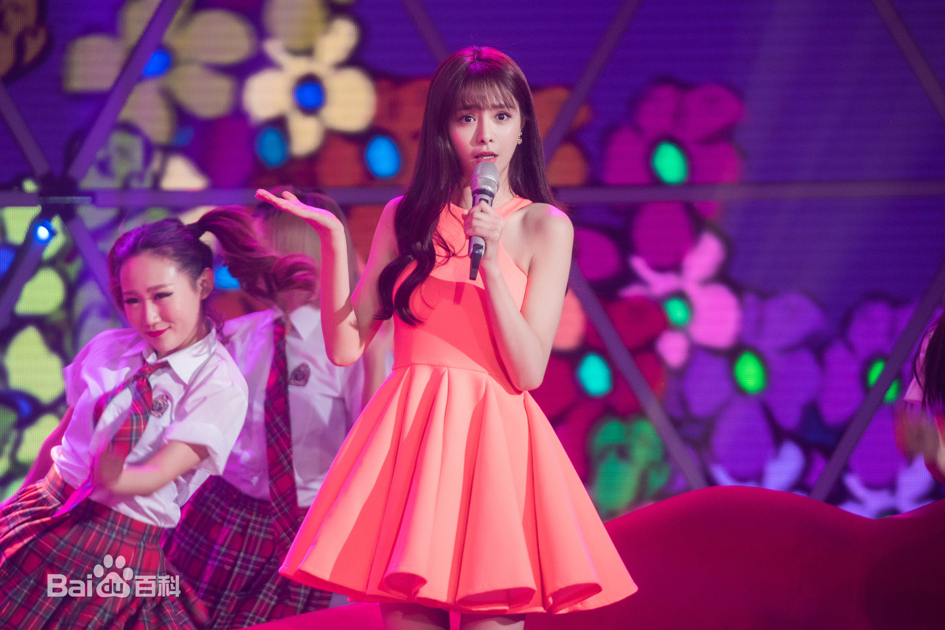 沈梦辰(Shen Mengchen)湖南卫视华人华侨春晚前后照片